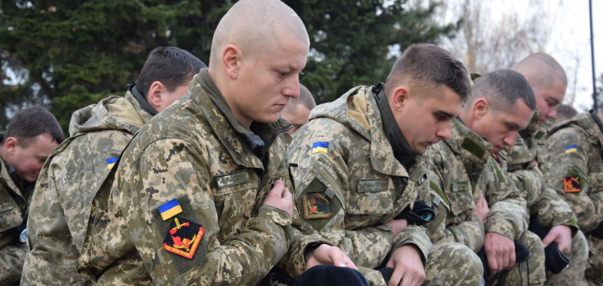 Вчера Зеленский вбил очередной клин между собой и армией