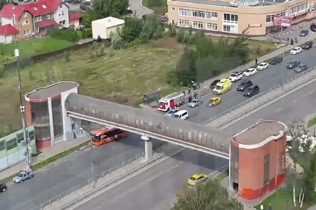 У Росії автобус на повному ходу влетів у зупинку з людьми: є загиблі. Відео