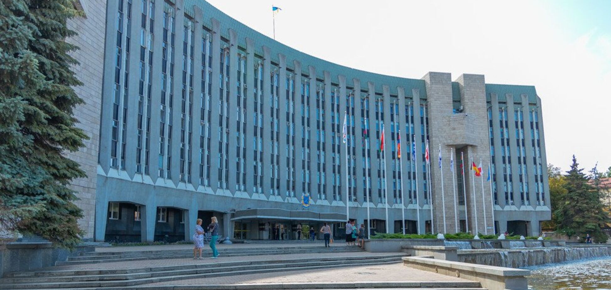 У Дніпрі терміново евакуювали людей з будівлі міськради: що сталося. Фото