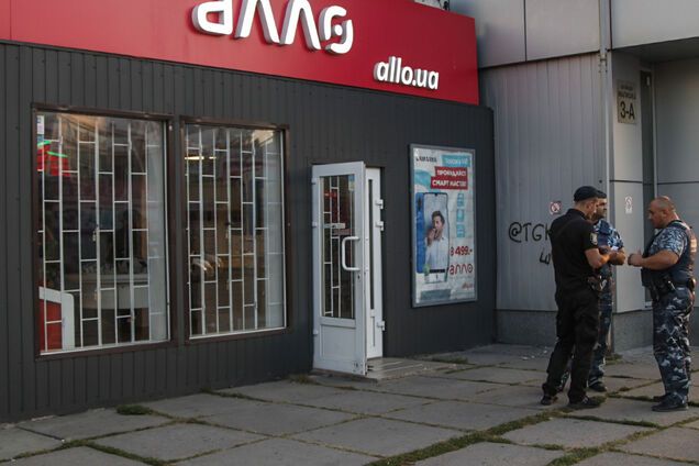 'Обчистили' за 2 минуты: в Киеве обокрали известный магазин техники