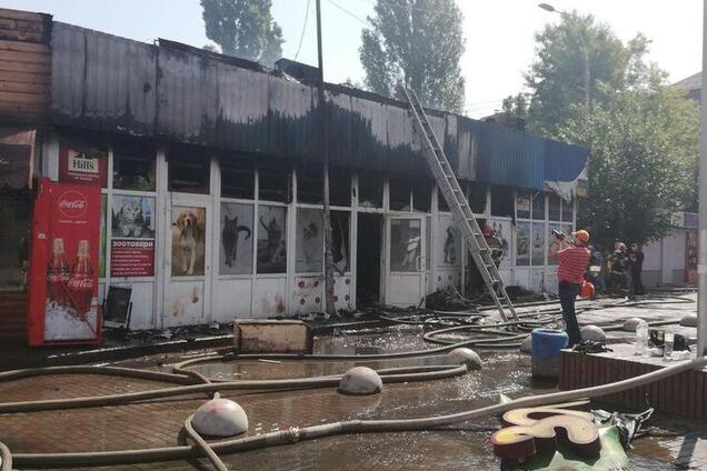 У Києві загорівся ринок поблизу метро: фото, відео і всі подробиці