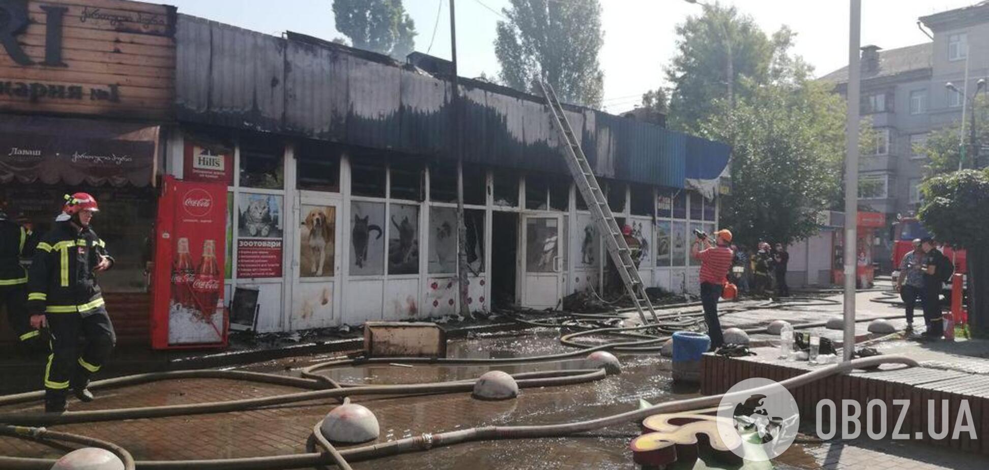 В Киеве загорелся рынок у метро: фото, видео и все подробности
