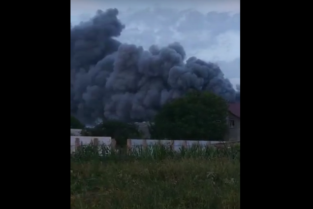 Усе в чорному диму: під Києвом трапилася потужна пожежа на птахофабриці. Фото і відео