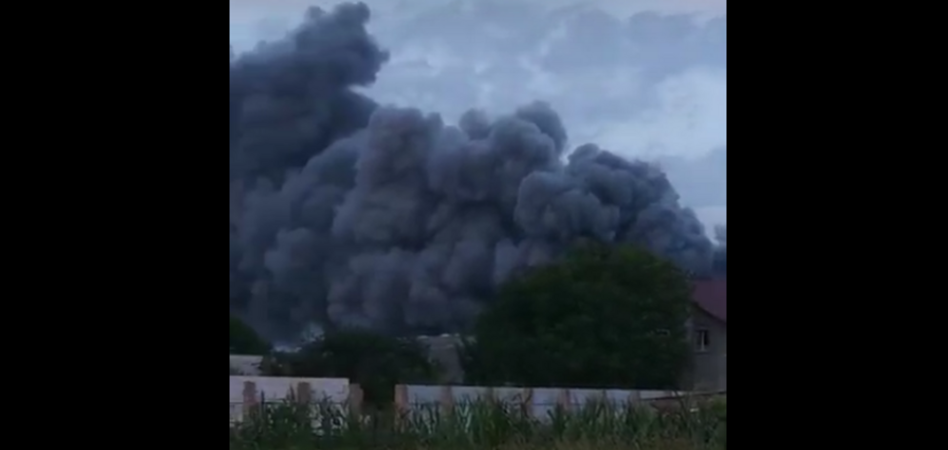 Все в черном дыму: под Киевом произошел мощный пожар на птицефабрике. Фото и видео
