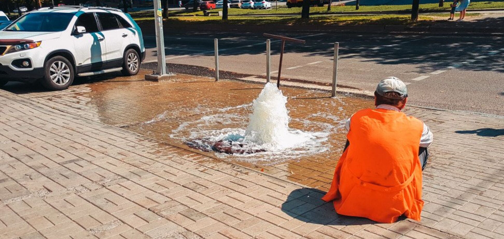 У центрі Дніпра з-під землі забив фонтан: будинки навколо залишилися без води