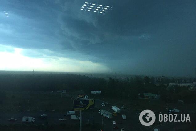 Киевом пронесся мощный ураган с дождем: впечатляющие фото и видео