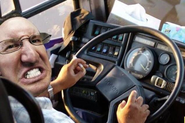 Ломилася назад і не давала їхати: під Дніпром п'яна пасажирка влаштувала скандал в автобусі. Відео