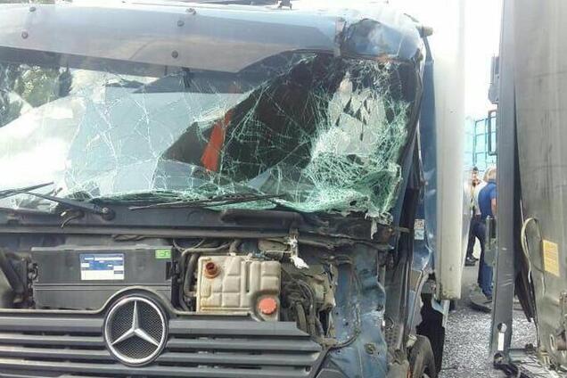 В Киеве столкнулись три фуры: в сеть попали фото аварии