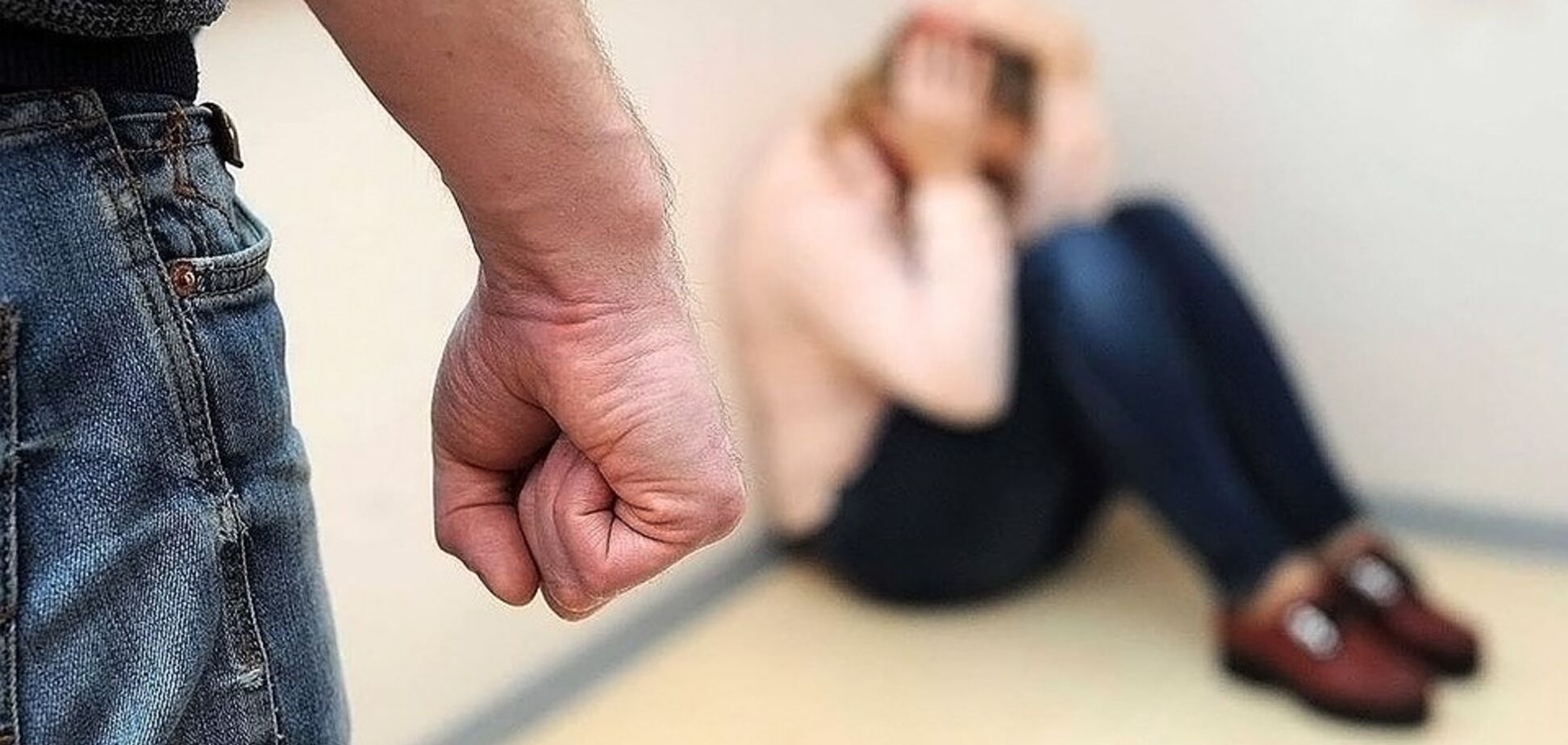 Рвав волосся і різав ножем: у Черкасах чоловік жорстоко познущався з подруги