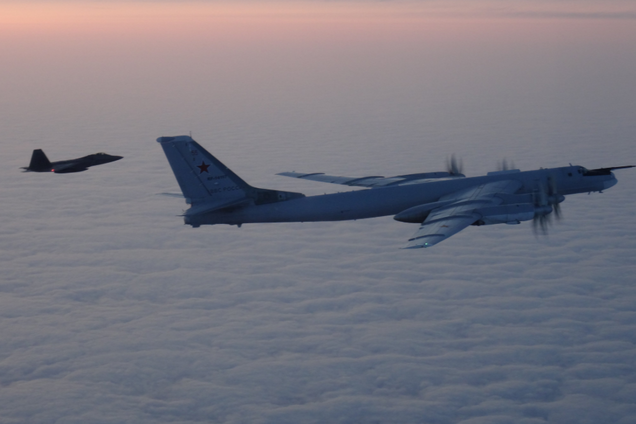 Возле Аляски 'сцепились' военные самолеты США и России