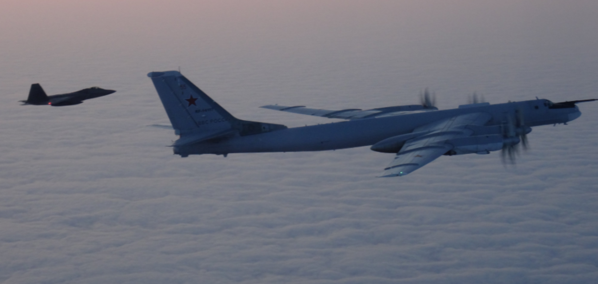 Возле Аляски 'сцепились' военные самолеты США и России