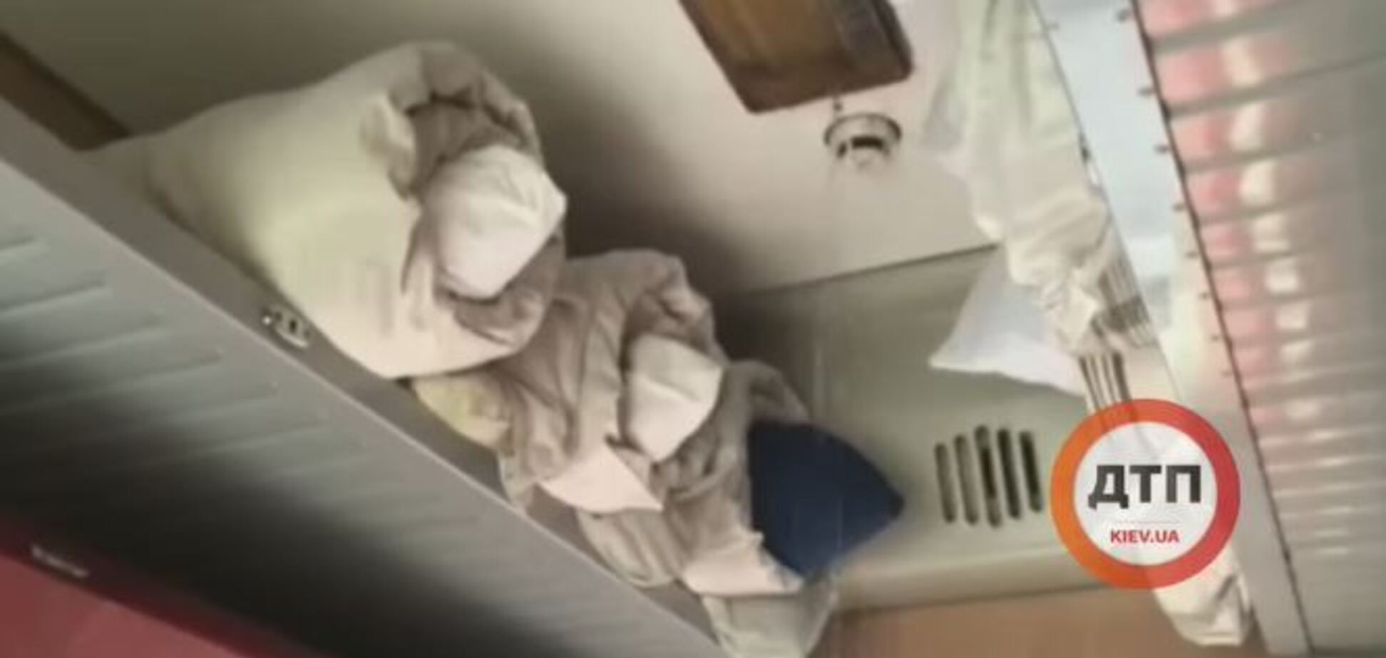 'Води по кісточки!' 'Укрзалізниця' вляпалася у скандал через потоп у вагоні. Відео