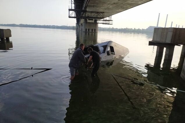 В Днепре авто скатилось в реку: пришлось вызывать спасателей