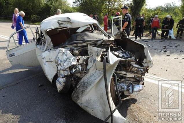 Разбросало по всей дороге: в Кривом Роге произошло смертельное ДТП. Фото 18+