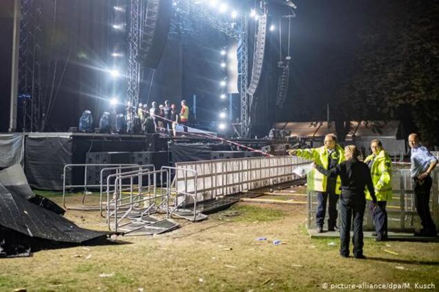 В Германии на концерте на зрителей обрушилась сцена: появились фото и видео