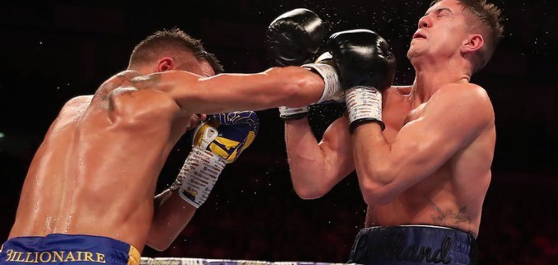Ломаченко победил в ярком бою с нокдауном, завоевав третий чемпионский титул