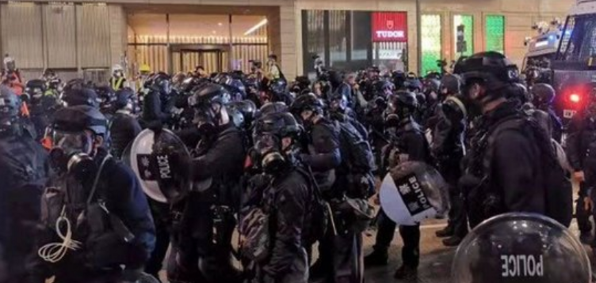 У Гонконзі масові протести спалахнули з новою силою: з'явилися фото і відео