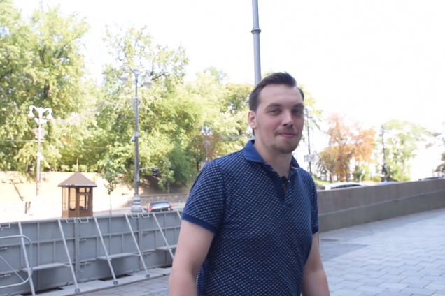 'Коридори такі довгі': Гончарук покатався на самокаті Кабміном. Відео