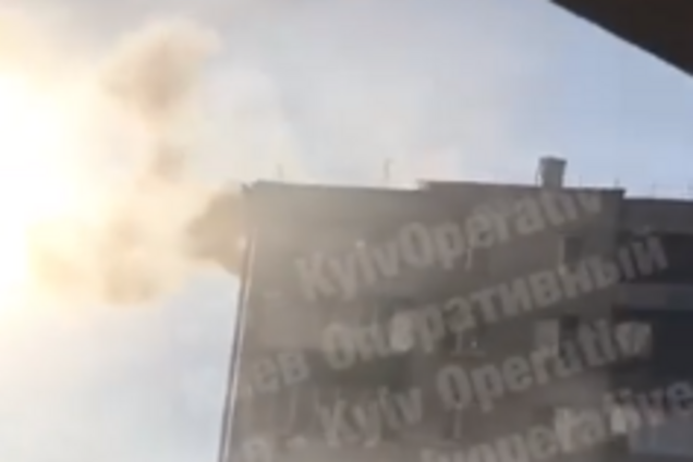 У Києві спалахнула пожежа у житловому будинку: моторошне відео