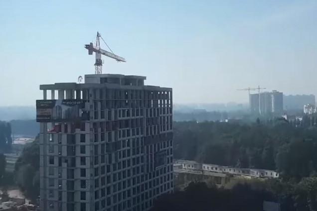 "Горло дерет": в Киеве жители нескольких районов подняли панику из-за завесы дыма