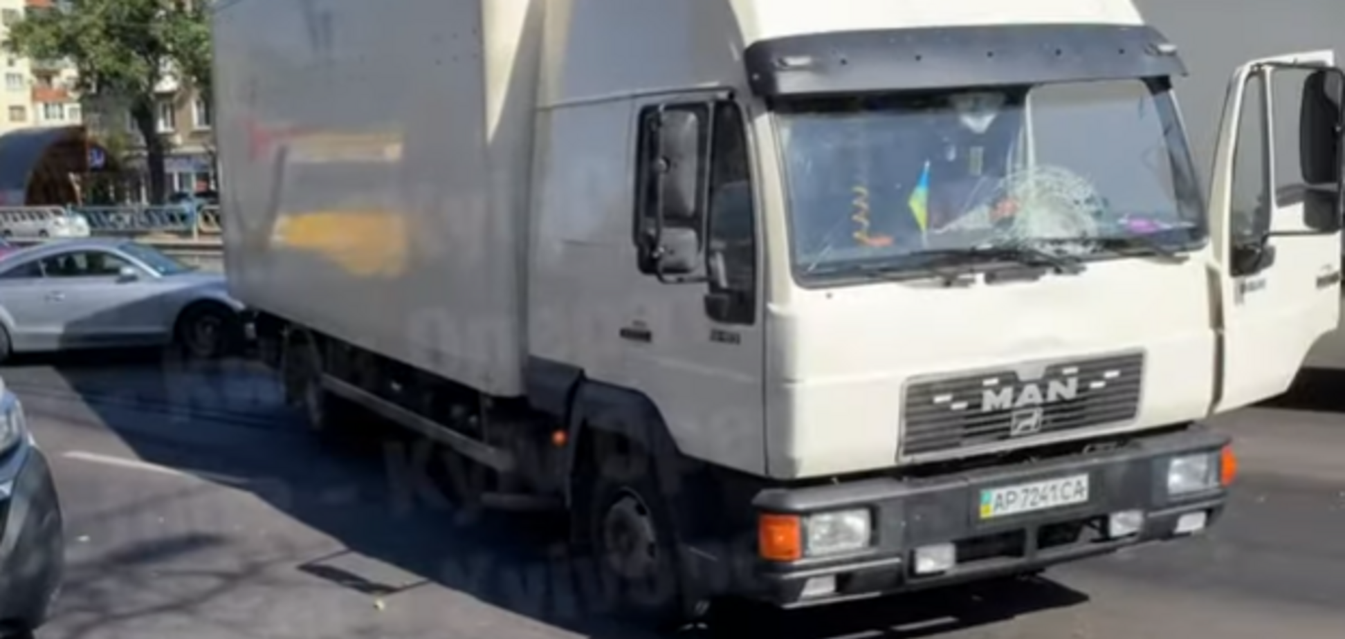 У Києві чоловік кинувся під вантажівку