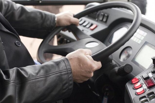 'С*ка, дверь закрывай!' В Днепре маршрутчик-хам попал на видео