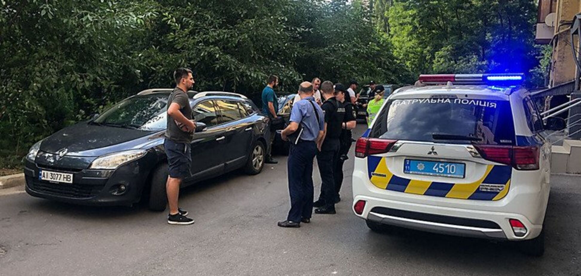 Били по голове: в Киеве со стрельбой у бизнесмена отобрали авто