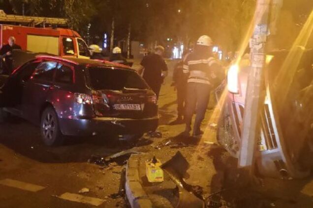 У Дніпрі трапилася страшна ДТП: фото і відео з місця аварії