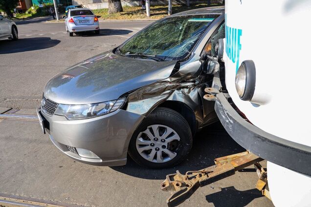 Легковик протаранив трамвай у Дніпрі: постраждали люди