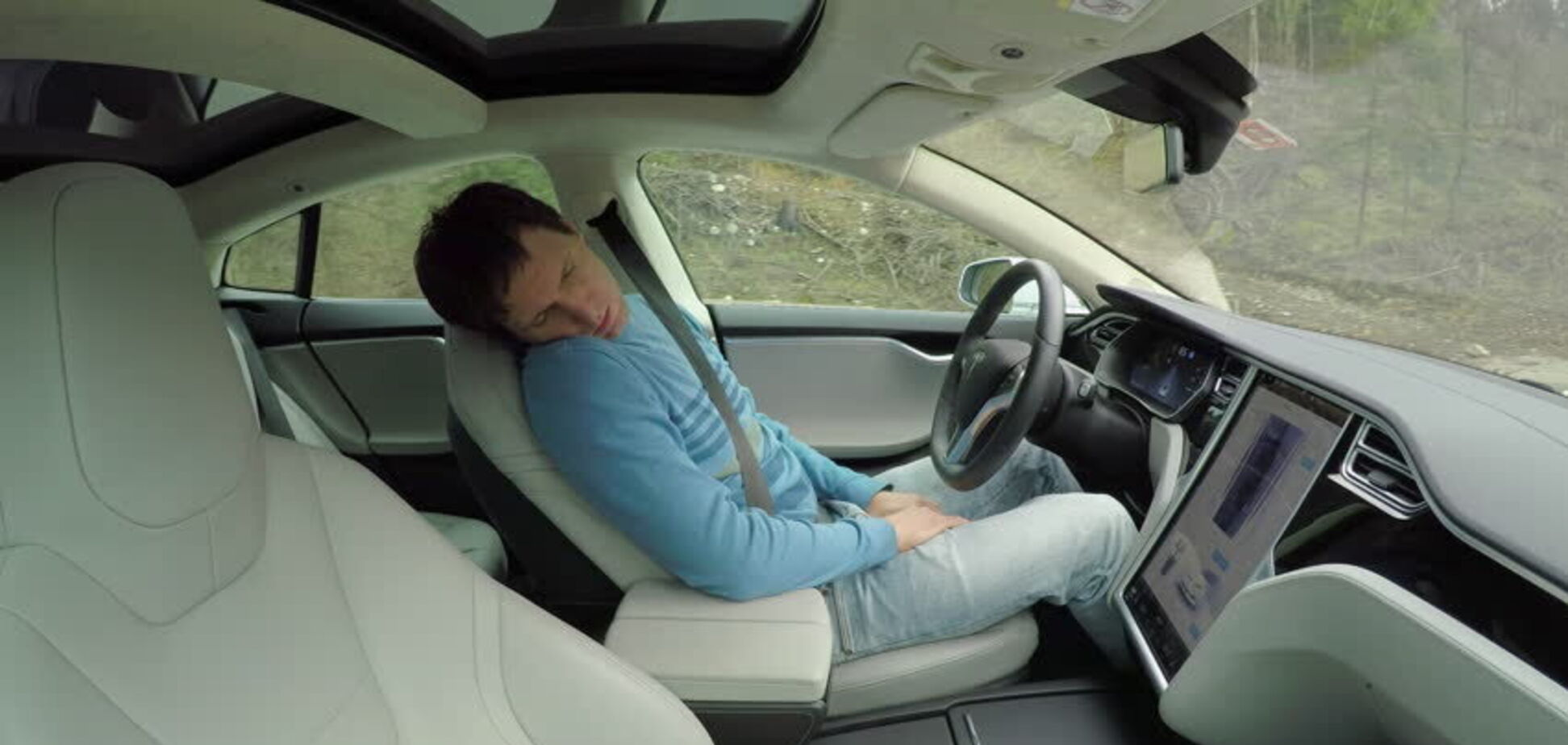 На скорости в поток машин: с автопилотом Tesla произошел новый конфуз