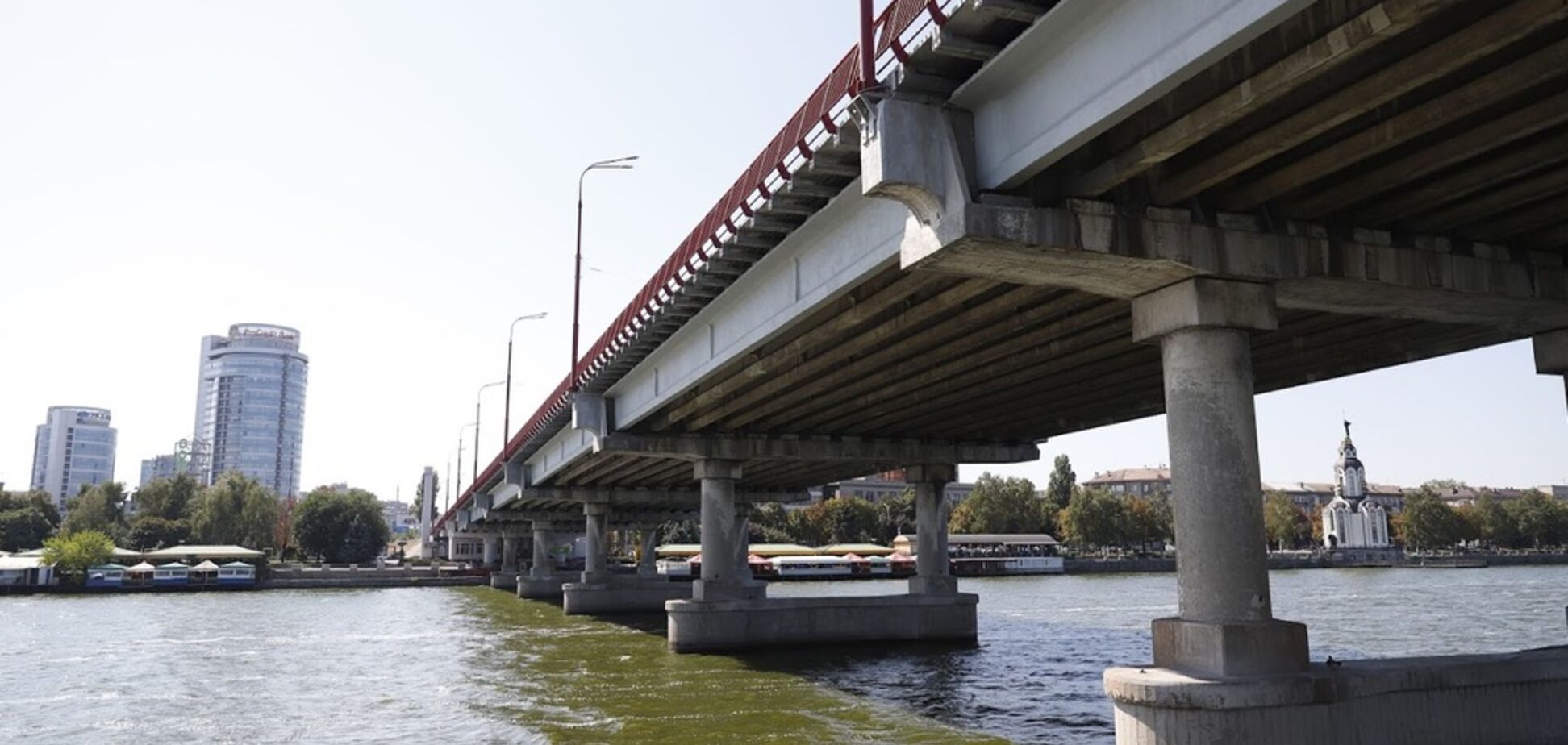 Активисты и эксперты осмотрели ремонт Центрального моста Днепра из воды