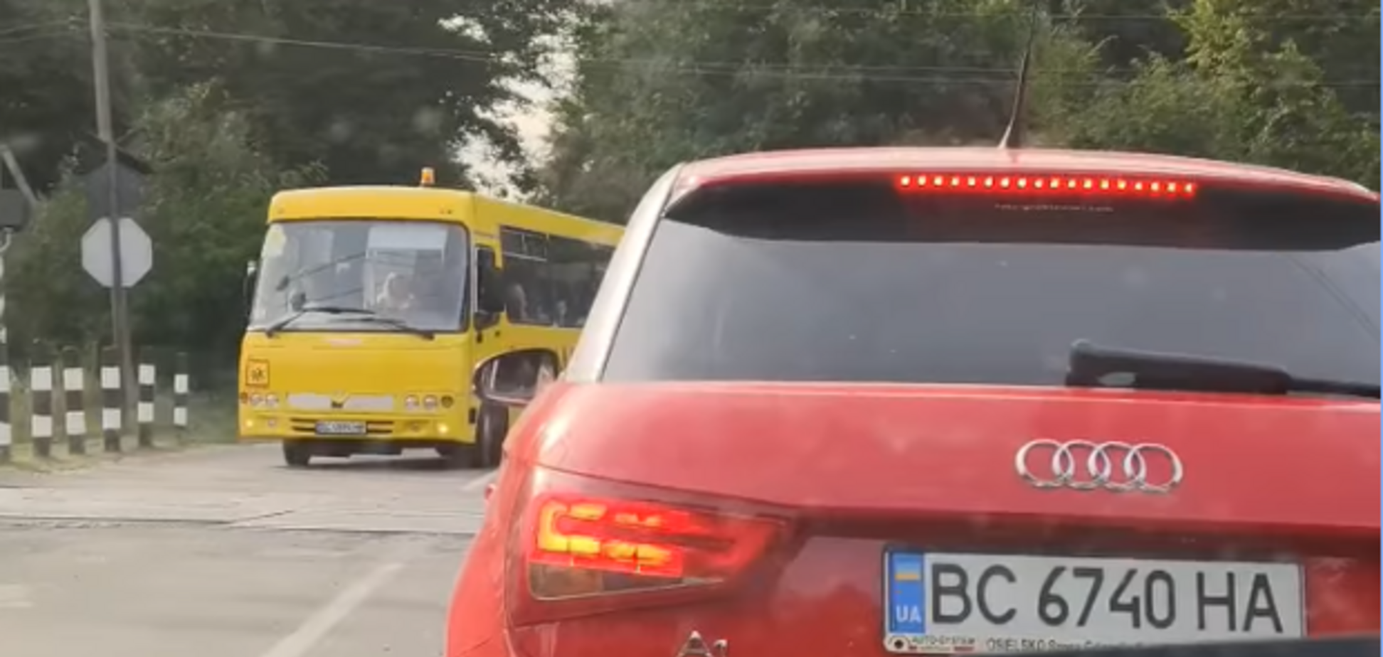 На Львівщині автобус із дітьми ледь не влетів у потяг