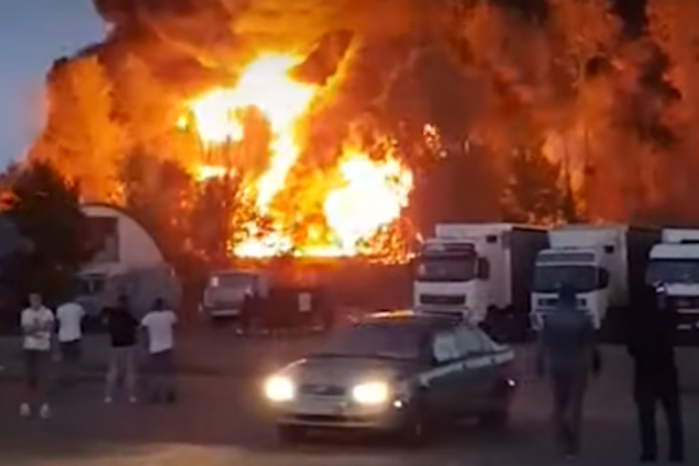 Горели 500 тонн масла: в России произошел пожар на складе. Видео