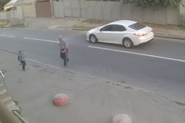 Чудом спас рюкзак: в Харькове на видео попал момент жуткого ДТП с ребенком