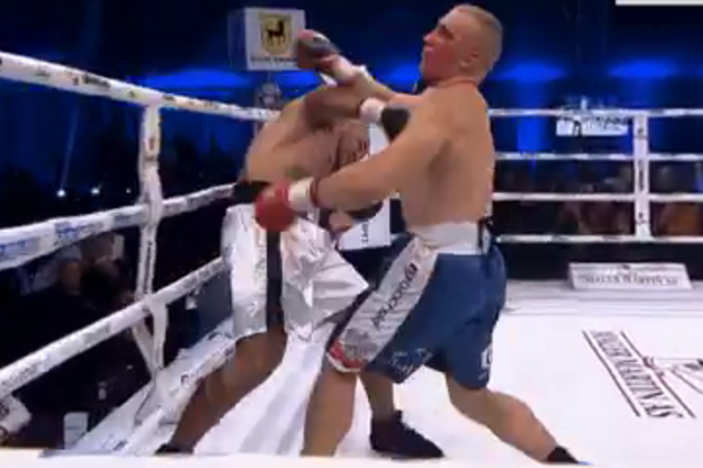 Супертяжа спасли канаты и он 'пушкой' отправил соперника в тяжелый нокаут