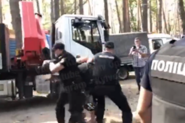 В Киеве произошли жесткие стычки между группой людей и полицией. Видео