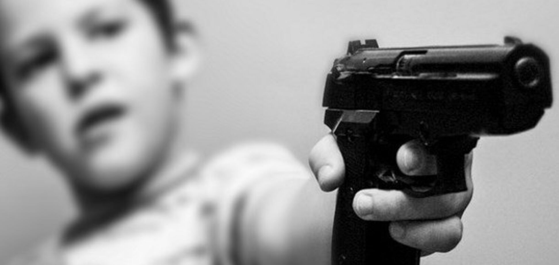 Заставляли учиться: российский школьник пригрозил родителям пистолетом