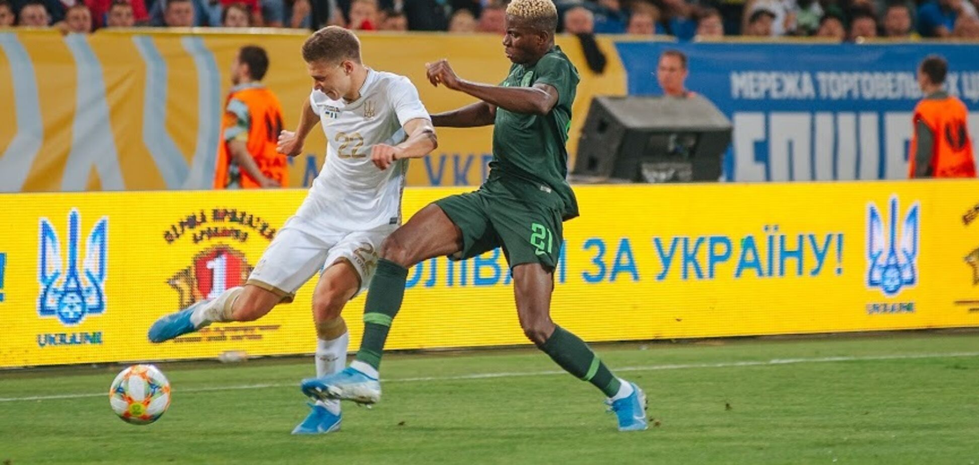 Стадіон у Дніпрі заспівав хіт про Путіна на матчі збірної України — опубліковано відео