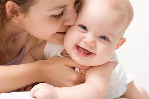 Ученые показали мозг матери и ребенка во время поцелуя: появились трогательные фото