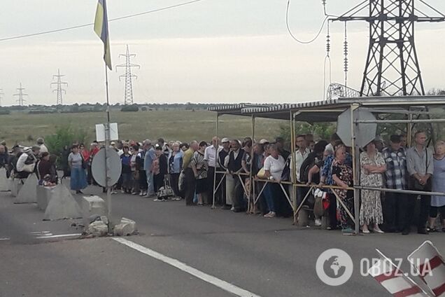 Доходить до нападів: з'явилися жахливі подробиці про черги на КПП з 'ДНР'