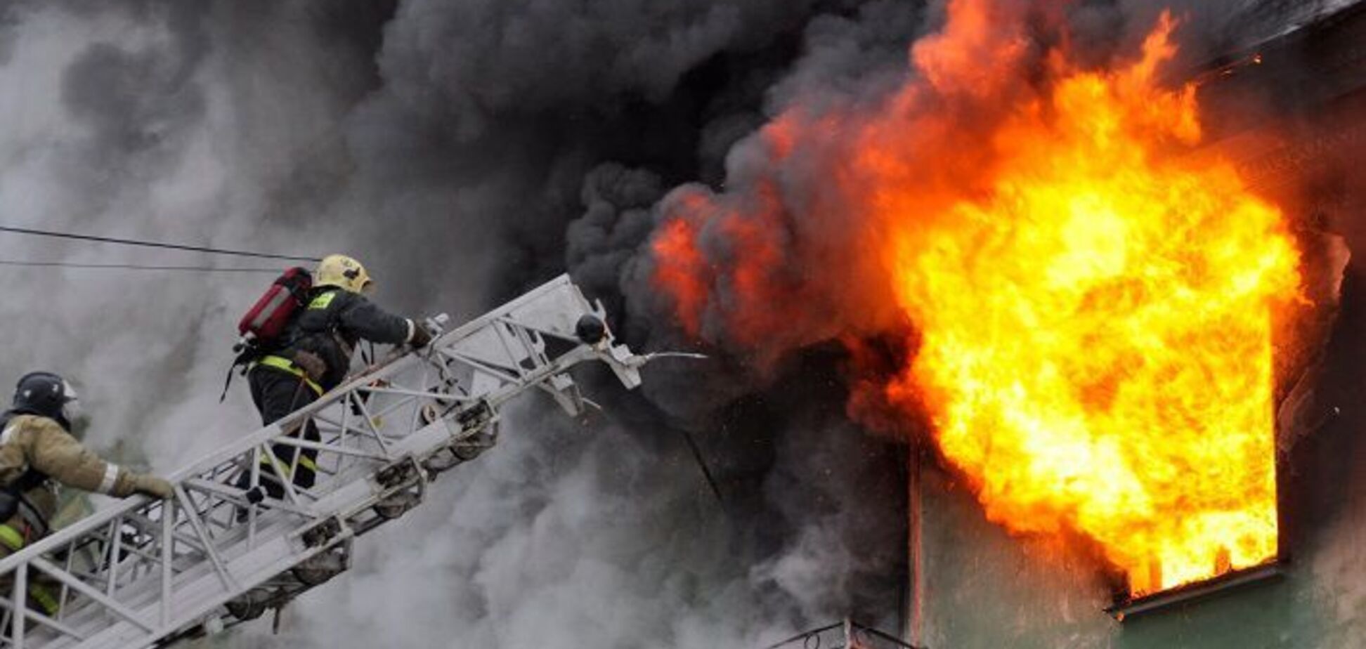 Под Днепром горела многоэтажка: спасенный мужчина умер по дороге в больницу