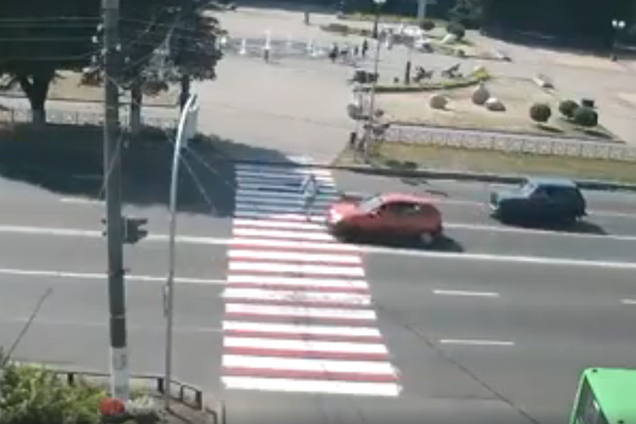 У Борисполі збили людину на "зебрі": у мережу потрапило відео страшної аварії