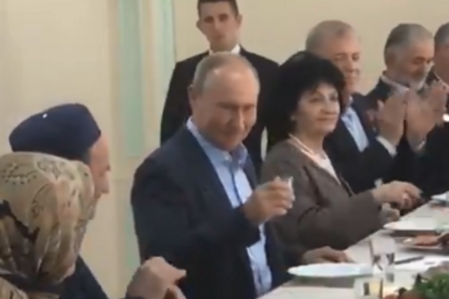 Президент России Владимир Путин выпил водку