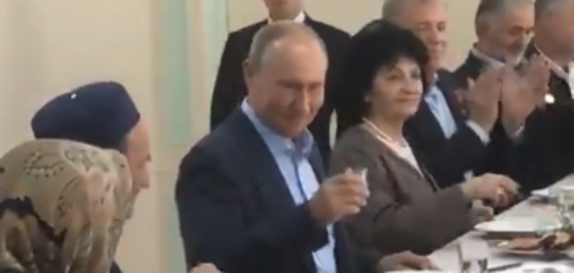 Президент России Владимир Путин выпил водку