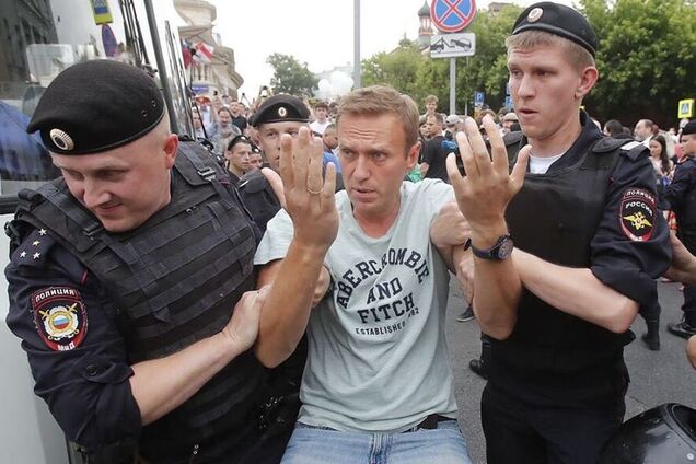 Обшуки в штабах Навального: в Росії заявили про атаку Кремля