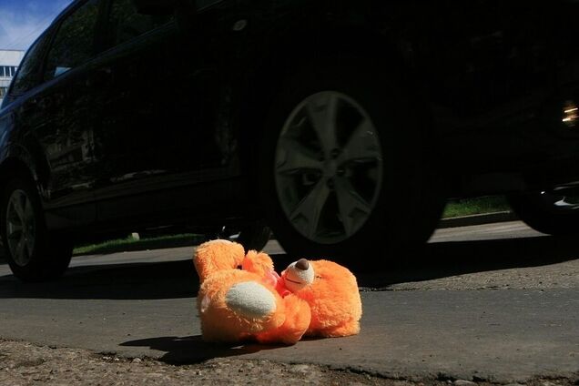 В Кривом Роге автомобиль сбил на 'зебре' двух женщин с ребенком