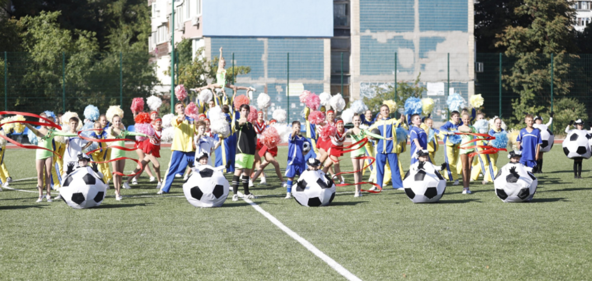 У Дніпрі відкрили великий шкільний стадіон з футбольним полем і біговими доріжками