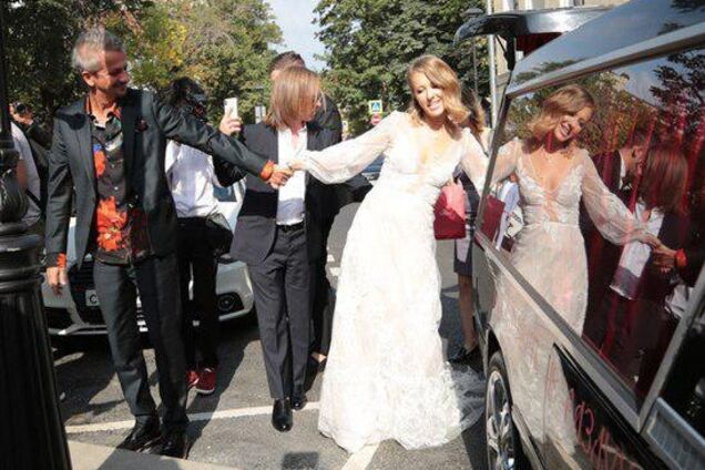 Приїхали на катафалку: з'явилося відео Собчак і Богомолова в РАЦСі