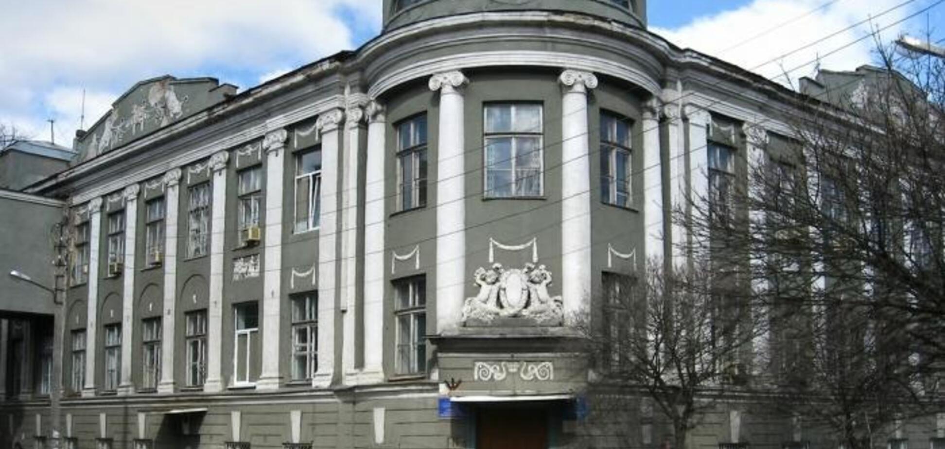 Порізане стегно: у Харкові на порозі лікарні померла поранена жінка