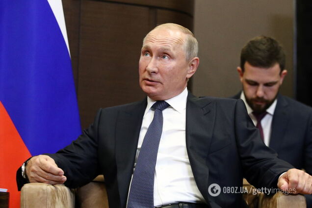 'Оберегают от бабушки': в сети высмеяли Путина в окружении 'роботов'